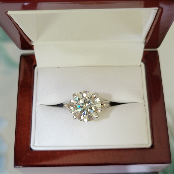 New 5ct Beautiful Moissanite Ring, Size 7 - Picture 4 of 10